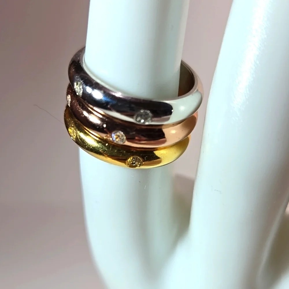 Avon NWOT Set-of-Three Elegant Tri-Color Stacking Rings Crystals Sz 5